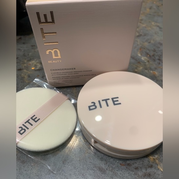 Bite Beauty Changemaker Flexible Coverage Pressed Powder Light 1 - Picture 3 of 5